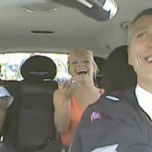 El primer ministro de Noruega se hace pasar por taxista. [ENG]