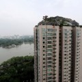 Un hombre chino se construye un monte en lo alto de un bloque de pisos