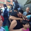 Setenta personas se atrincheran y evitan el desalojo de tres familias en la calle Ofelia Nieto