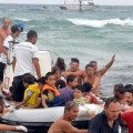 Bañistas de una playa de Sicilia hacen una cadena humana para socorrer a 164 inmigrantes