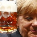 Bailando hasta arriba de éxtasis y en paños menores en el avión de Merkel