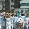 Trabajadores de La Paz se manifiestan para que Cifuentes vaya a un hospital privado