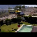 Helicóptero antiincendio toma el agua de una piscina [eng]