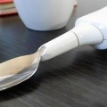 Liftware Spoon, cuchara que compensa los temblores de personas con Parkinson