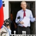 Assange irrumpe cantando y con peluca en la precampaña electoral australiana