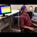 Investigador controla los movimientos de su colega en la primera prueba de interfaz cerebro-cerebro en humanos (ING)