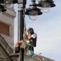 Detenido el activista que se subió a una farola en Sol en protesta contra Madrid 2020
