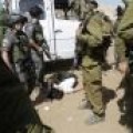 Soldados israelíes forcejean con diplomáticos UE y se incautan de ayuda
