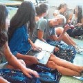 Alumnos del IES de Calp dan las clases en el suelo por la falta de sillas