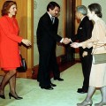 Rajoy no se inclina, se columpia ante el emperador Akihito de Japón