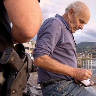 Un pescador en Bilbao rescata con la caña a un hombre que arrastraba la corriente tras resbalar