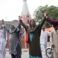 Musulmanes paquistaníes hacen una cadena humana para proteger a los cristianos durante la misa [ENG]
