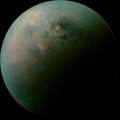 Cassini logra nuevas imágenes de la tierra de los lagos de Titán (ING)