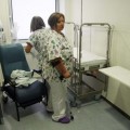 Una auxiliar trabaja con muletas en el Materno tras recibir el alta de la Inspección Médica