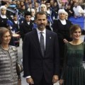 Los Príncipes de Asturias, recibidos con una versión de Iron Maiden "contra el reinado de terror y corrupción"