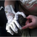 Un padre le fabrica a su hijo una mano protésica en 3D por un puñado de dólares