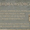 Un alcalde coloca placas antifranquistas en monumentos de la dictadura