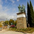 Granada se queda sin monumento a la Constitución y conserva el monolito fascista