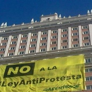 Greenpeace escala un edificio para desplegar una pancarta contra la Ley de Seguridad Ciudadana
