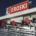 Eroski cede ante la banca y se deshará de 434 tiendas, un tercio de su red