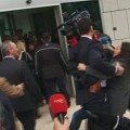 Un miembro de seguridad de Fabra agarra y zarandea a una periodista y le hace caer al suelo