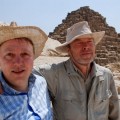 Dos fanáticos de los alienígenas ancestrales causan daños en la Gran Pirámide para probar sus delirios