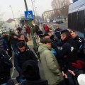 Policías antidisturbios italianos se quitan los cascos en una manifestación