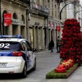 El alcalde de Vigo ordena a seis policías vigilar las 24 horas cajas vacías en la calle