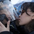 La policía acusa a una estudiante italiana de "abuso sexual" por besar el casco de un agente