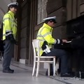 El video de un policía checo tocando el piano en la calle arrasa en las redes sociales