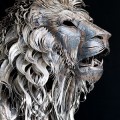 Un león hecho de 4000 piezas obtenidas de restos de metal