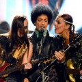 Prince desiste de la demanda por 22 millones contra fans por subir imágenes de sus conciertos (eng)