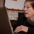 Con 76 años aprende a leer, a usar un PC y publica un libro
