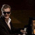 El hombre ciego y con autismo que toca decenas de miles de canciones al piano