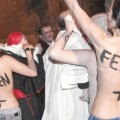 Activistas de Femen abordan a Rouco con el torso desnudo