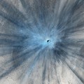 Espectacular cráter reciente en la superficie de Marte