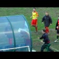 Celebra un gol rompiendo el banquillo…¡con la cabeza! y el árbitro le saca la roja