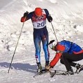 Un esquiador ruso logra terminar una prueba gracias a la ayuda de un entrenador rival [Eng]