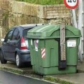 El coche radar de Vigo multa escondido desde la acera