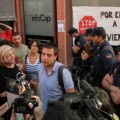 Abogado defensor retenido por la policía cuando trataba de asistir a la detenida de la manifestación  de ayer en Madrid