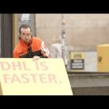 DHL le gasta una broma a UPS enviando publicidad a traves de ellos [EN]