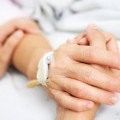 Irlanda: retirada de tarjeta sanitaria a mayores de 70 años. Tarifa de 75 € al día para los pacientes con cáncer