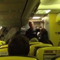 Ryanair niega comida y agua a los pasajeros de un avión que se retrasó 11 horas