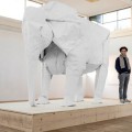 Un elefante de origami, a tamaño real, hecho con una sola hoja de papel