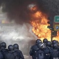 Cargas policiales, fuego en las calles, encierro en el Parlamento y desesperación de los marineros del cerco gallegos