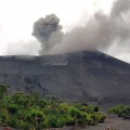 Un volcán en erupción filmado desde un drone