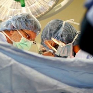 Médicos españoles le practican una cesárea sin anestesia a una paciente