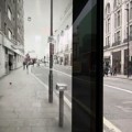 La realidad aumentada convierte una parada de bus en un Expediente X