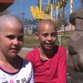 Expulsan a una niña de 9 años del colegio por afeitarse la cabeza en señal de apoyo a una compañera con cáncer (ENG)