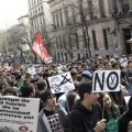 Violentos irrumpen en la protesta de los estudiantes de Madrid y agreden a manifestantes